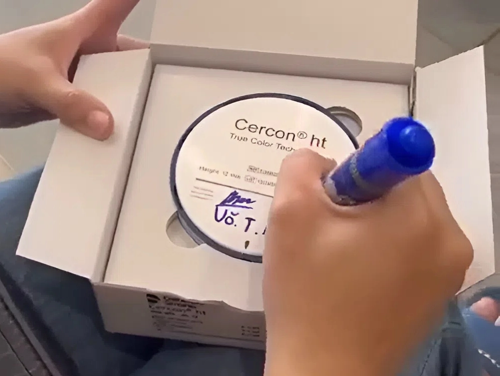 Quy trình ký tên lên phôi răng sứđảm bảo kết quả chuẩn xác và minh bạch